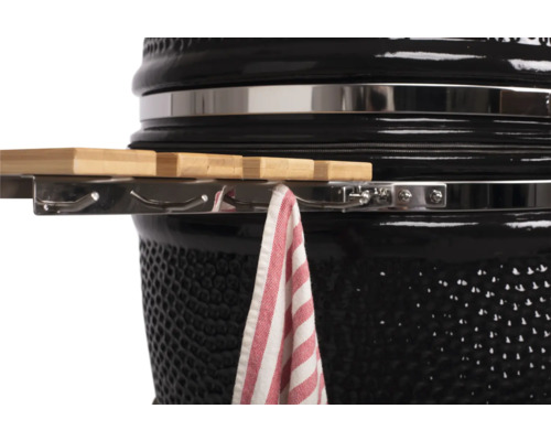 Detailopname van een keramische grill met bijzettafel en handdoekhouder