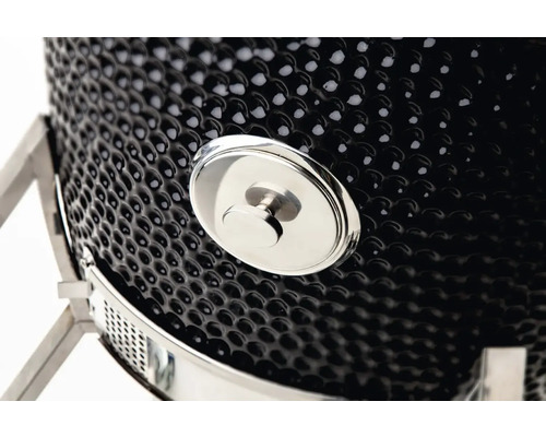Detailopname van een kamado barbecue met ontluchtingsventiel.