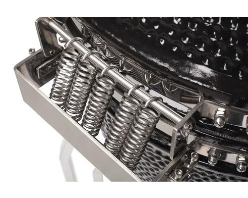 Detailopname van het scharnier van het grilldeksel met veren voor een keramische grill