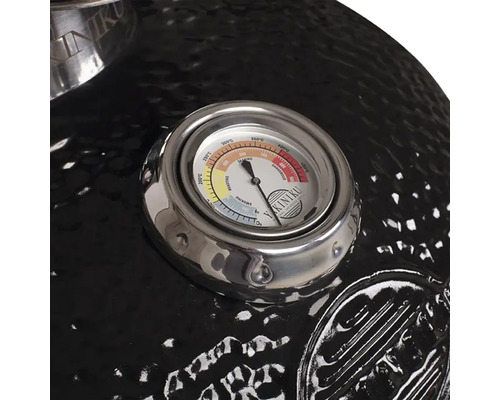 Detailweergave van een grillthermometer op een keramische barbecue