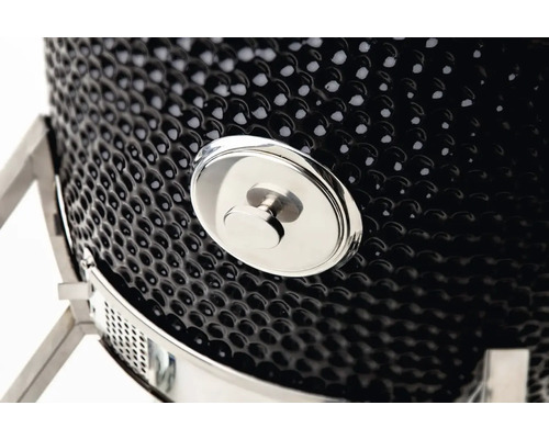 Detailopname van een keramische grill met zilverkleurige deksel