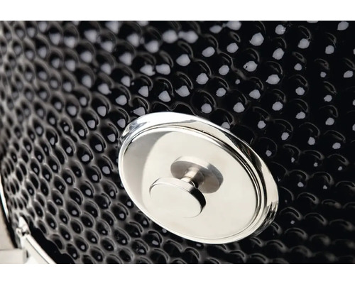 Gedetailleerde opname van een barbecue met dekselventiel voor temperatuurregeling