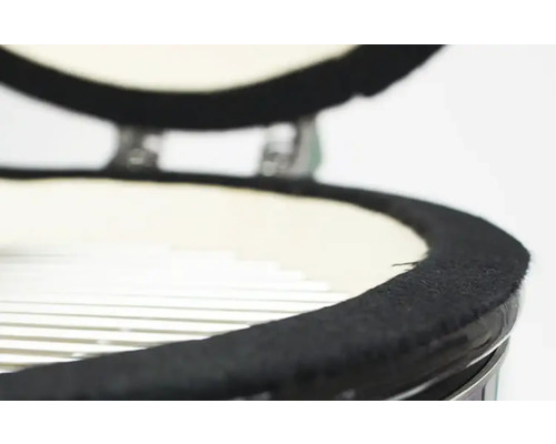 Detailopname van een keramische barbecue met grillrooster