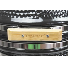 Detailopname van een Yakiniku grill met bamboe handvat