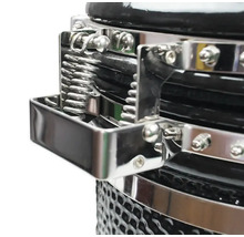 Detailopname van een kamado grill met zilverkleurige metalen fittingen en een veermechanisme