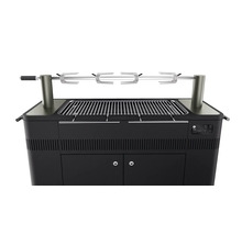 Zwarte grillwagen met draaispit