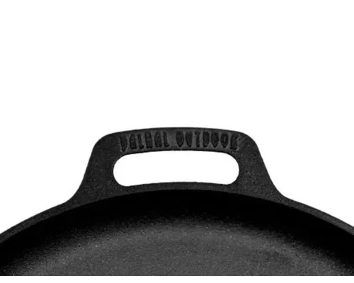 Detailopname van een gietijzeren koekenpan met handvat