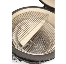 Binnenaanzicht van een keramische grill met grillrooster en pizzasteen