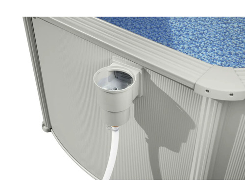 Detailopname van een zwembad met skimmer en zwembadslang