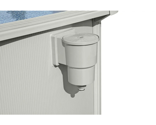 Detailopname van een zwembad met skimmer voor waterreiniging