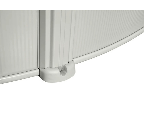 Detailopname van een kunststof tuinhuis met verbindingsstuk