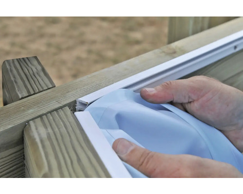 Installatie van een insectenrolgordijn op een houten raamkozijn