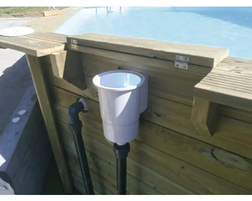 Skimmer voor zwembadinstallatie in houten rand
