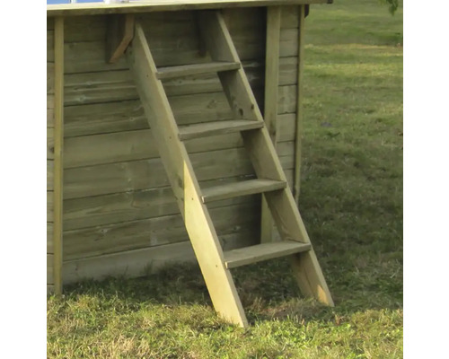 Houten ladder bij zwembad