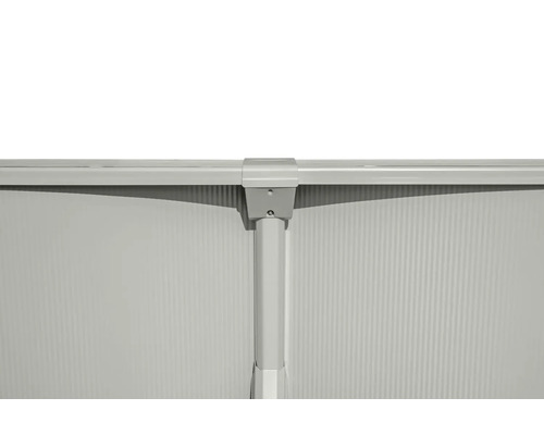 Detailopname van een opzetzwembad met zijdelingse zwembadwand, zwembadboord en steunpalen.