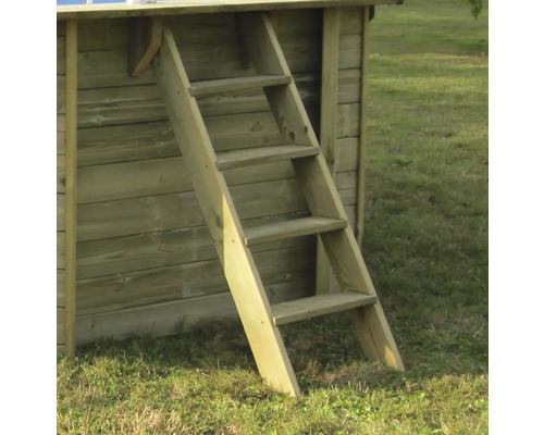 Houten ladder aan een zwembad