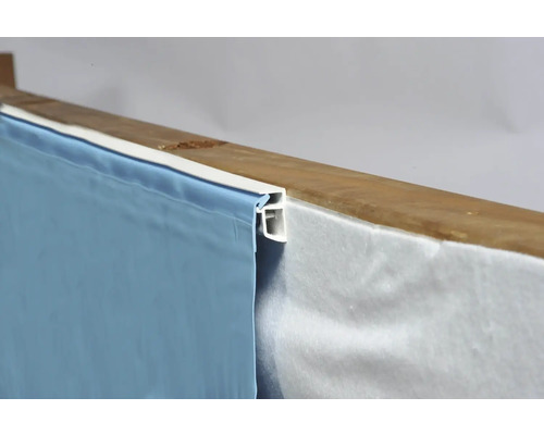 Detailweergave van een zwembadfolie bevestigd aan een houten zwembadframe.