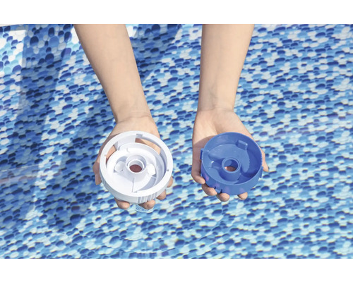 Twee zwembadonderdelen worden door twee handen vastgehouden.