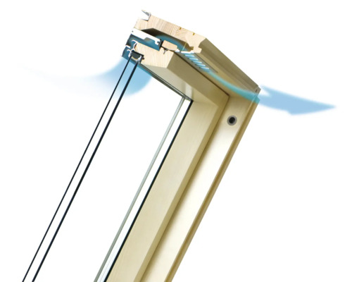 Dakvenster met houten frame en ventilatie