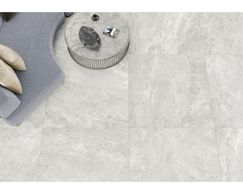 Interieurbeeld met vloertegels, bank en salontafel