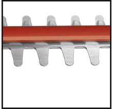 Detailopname van het mes van een heggenschaar.