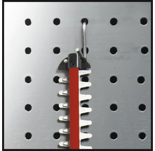 Heggenscharenmes voor opslag aan een wandbord