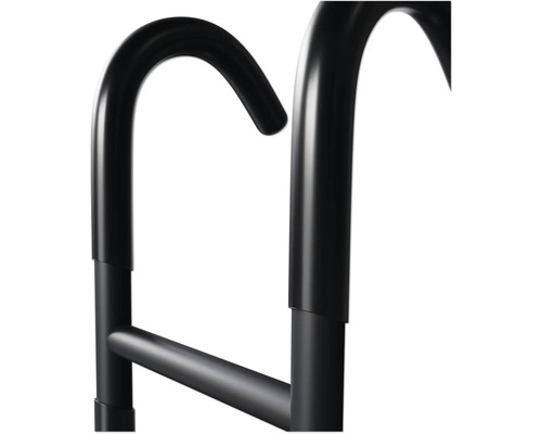 Detailopname van een zwarte zwembadladder