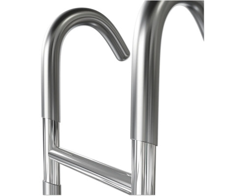 Detail van een metalen zwembadtrap