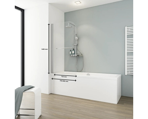 Badkamer met badwand, douchearmatuur en maataanduidingen.