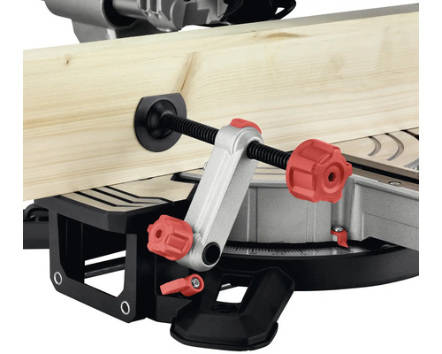 Werkstukspanner op een verstekzaag met hout