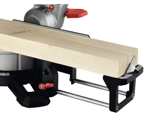 Verstekzaag met houten werkstuk