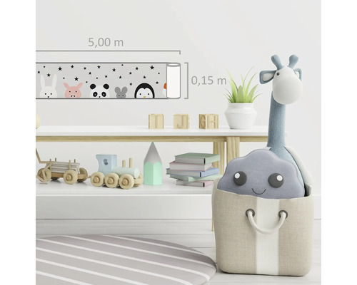 Kinderkamer met rand, speelgoed en tapijt