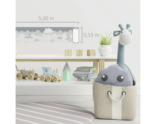 Kinderkamer met wolkenrand, speelgoed en decoratie