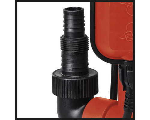 Detailopname van een waterpomp met slangaansluiting