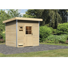 Houten tuinhuis met deur en raam in de tuin