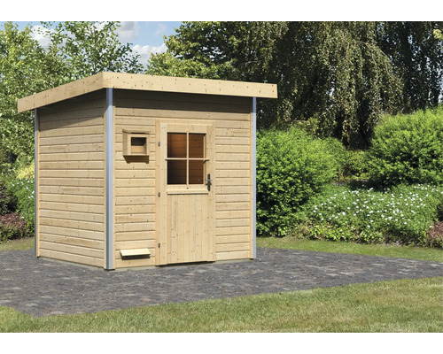 Houten tuinhuis met deur en raam in de tuin