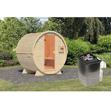 Houten barrelsauna met kachel in de tuin
