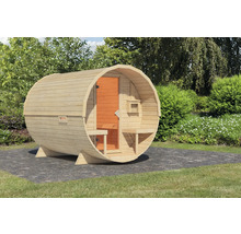 Houten barrel sauna met deur en banken in de tuin