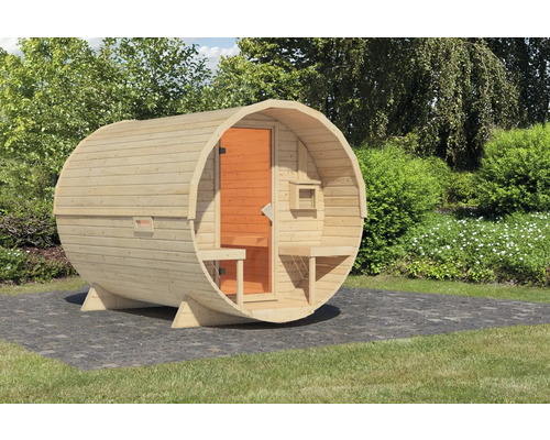 Houten barrel sauna met deur en banken in de tuin