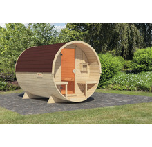 Houten barrel sauna met deur en raam in de tuin