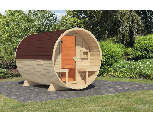 Houten barrel sauna met deur en raam in de tuin