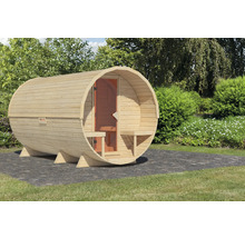 Houten barrelsauna met deur en banken in de tuin