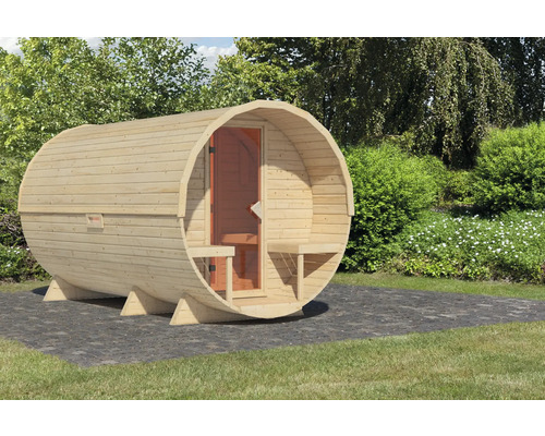 Houten barrelsauna met deur en banken in de tuin