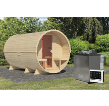 Houten barrelsauna met kachel en bediening in de tuin