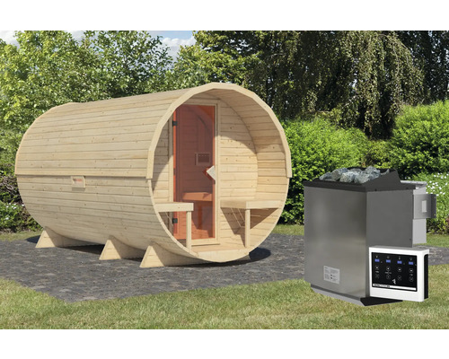 Houten barrelsauna met kachel en bediening in de tuin