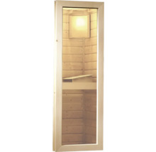 Binnenaanzicht van een houten sauna met banken en licht