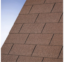 Close-up van bruine bitumineuze dakshingles op een dak