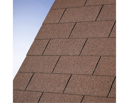 Close-up van bruine bitumineuze dakshingles op een dak