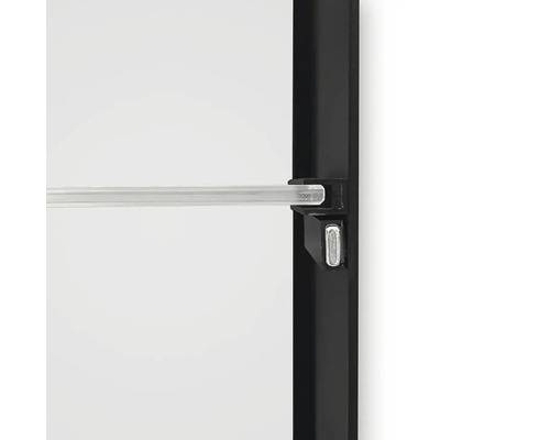 Detailopname van een rek met glazen plank en zwart frame