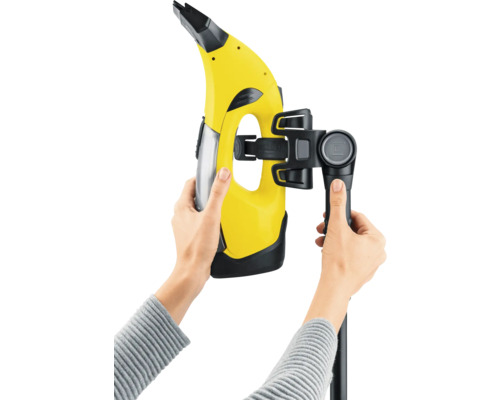 Raamzuiger met steel in handen